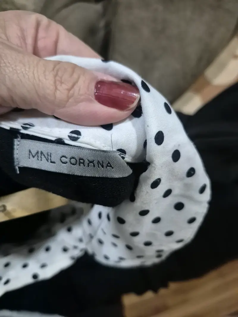 Suéter negro con blusa de lunares - 2