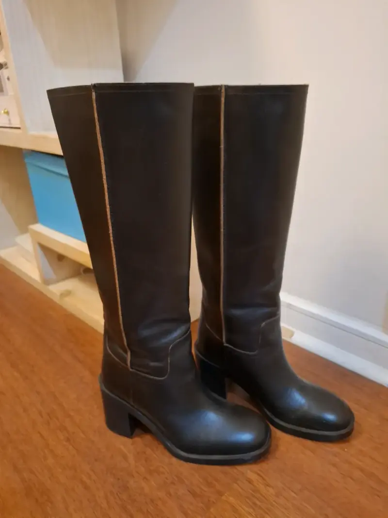 Botas altas de cuero café, marca Zara. - 2