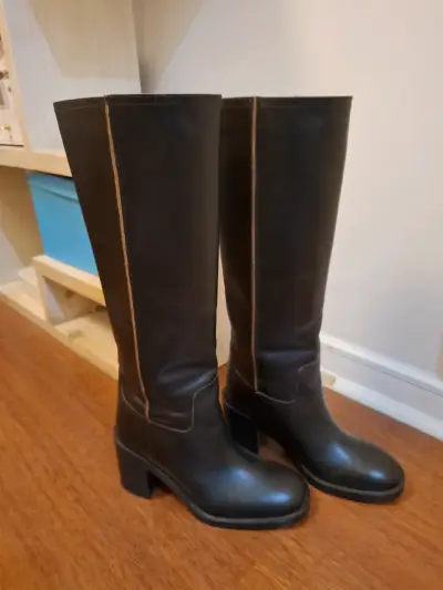 Botas altas de cuero café, marca Zara. - miniatura 2