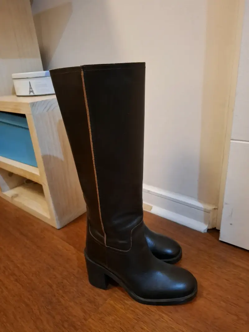 Botas altas de cuero café, marca Zara. - 3