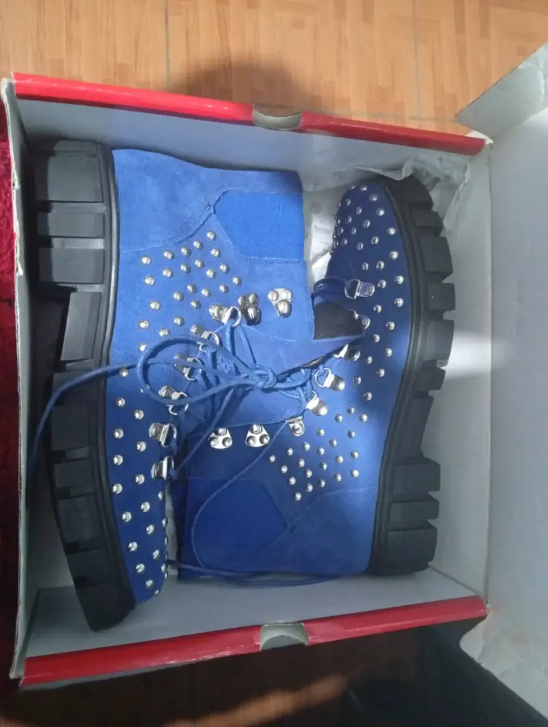 Botines azules con tachas Marca exotica