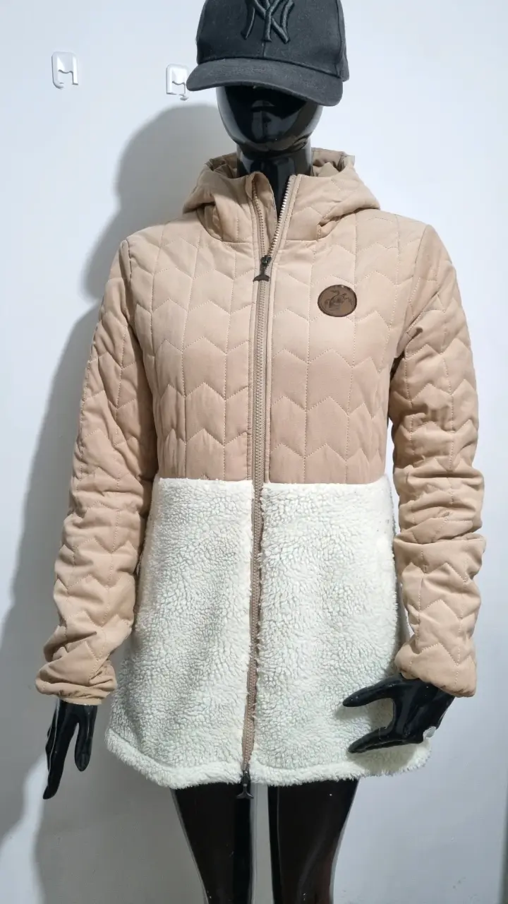 Chaqueta acolchada beige con capucha