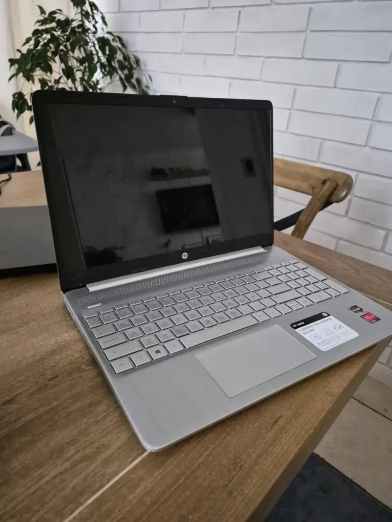 Notebook HP plateado usado - 2