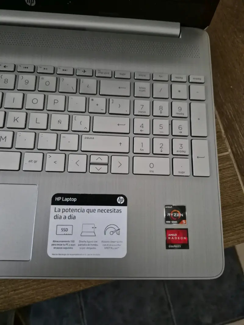 Notebook HP plateado usado - 3