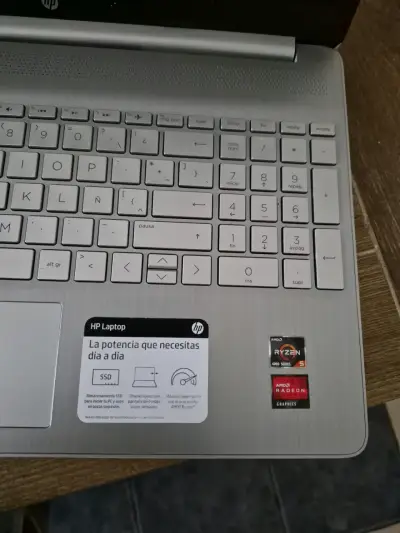 Notebook HP plateado usado - miniatura 3