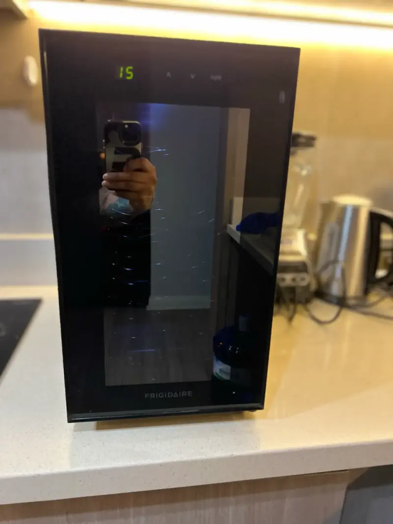 Mini refrigerador Frigidaire negro - 1