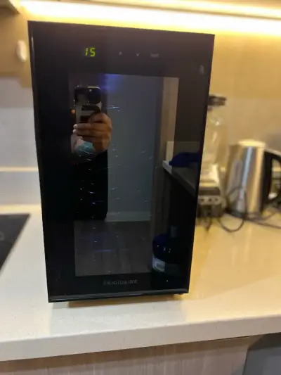 Mini refrigerador Frigidaire negro - miniatura 1