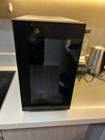 Mini refrigerador Frigidaire negro - miniatura 2