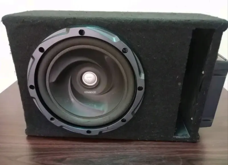 Subwoofer y amplificador Kenwood con caja acústica - 1