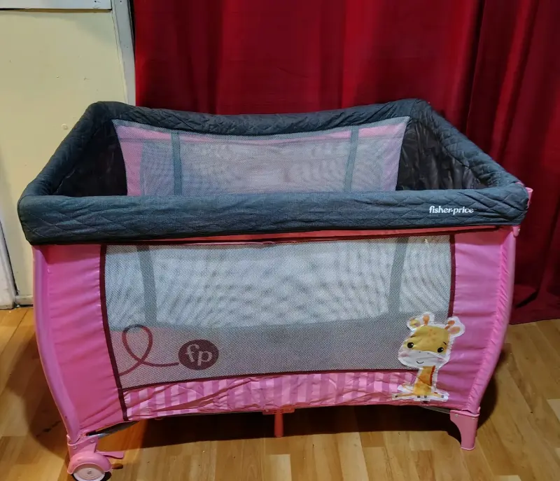 Cuna corral con mudador Fisher-Price rosada - 1