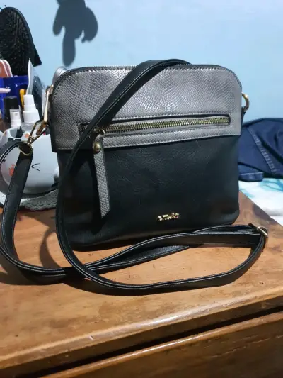 Cartera bandolera negra y plateada - miniatura 1