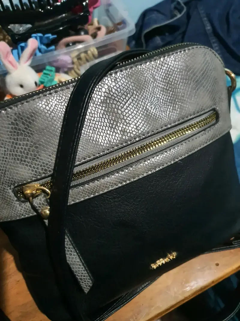Cartera bandolera negra y plateada - 3