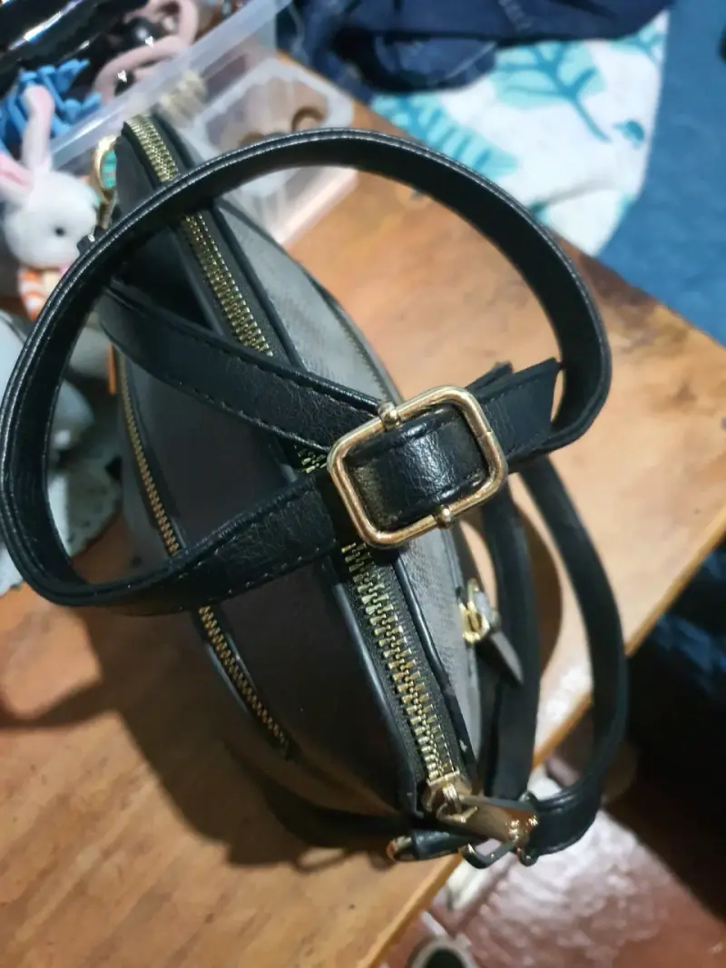 Cartera bandolera negra y plateada - 5