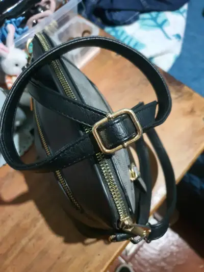 Cartera bandolera negra y plateada - miniatura 5