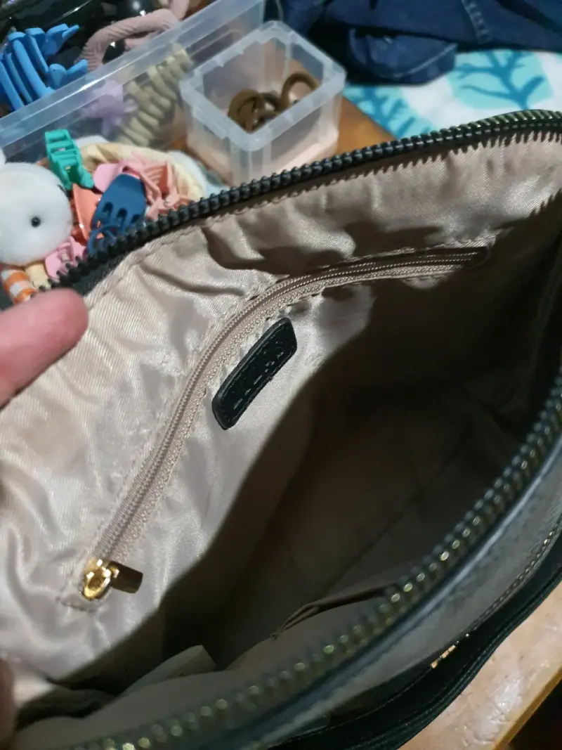 Cartera bandolera negra y plateada - 6