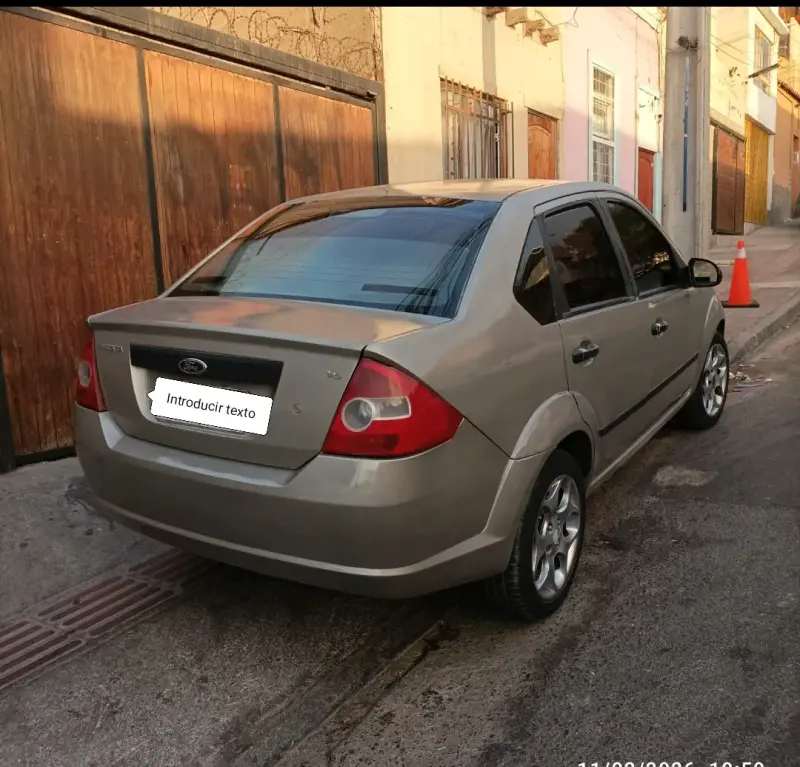 Auto sedán gris exelente estado - 4