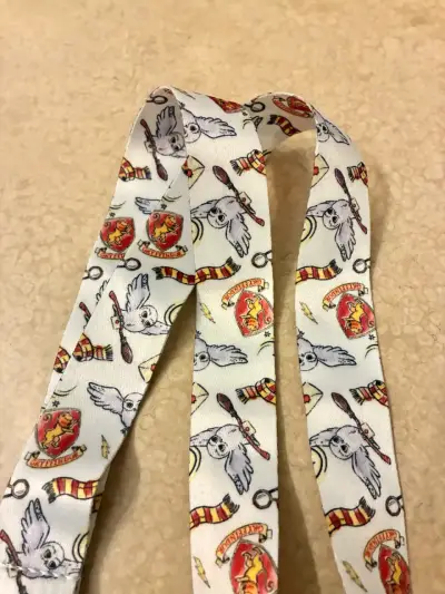 Lanyard con diseño Hogwarts - miniatura 2