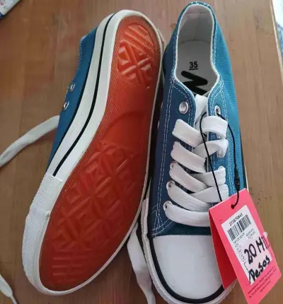 Zapatillas deportivas nuevas son de niño - miniatura 5
