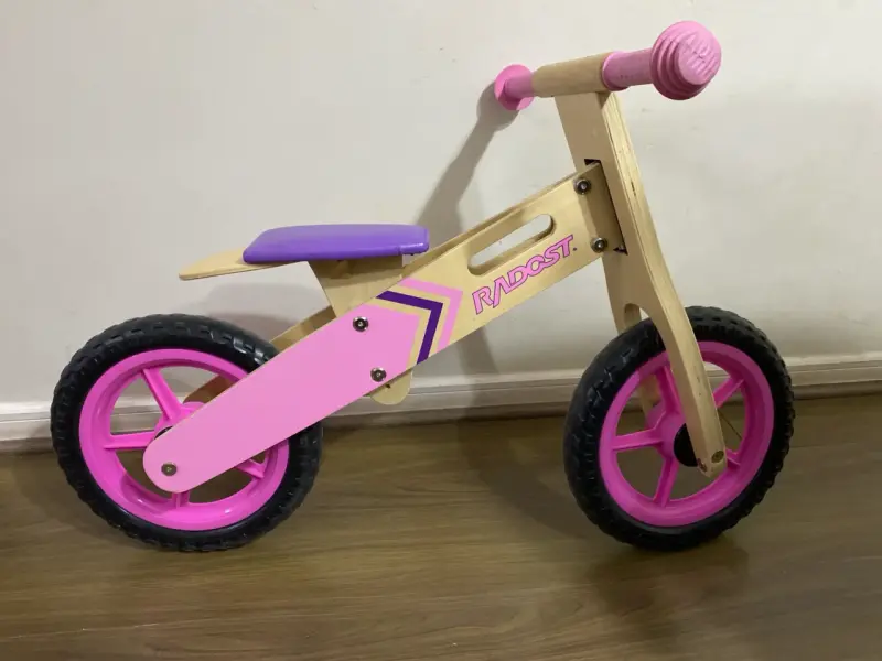 Bicicleta de equilibrio rosa
