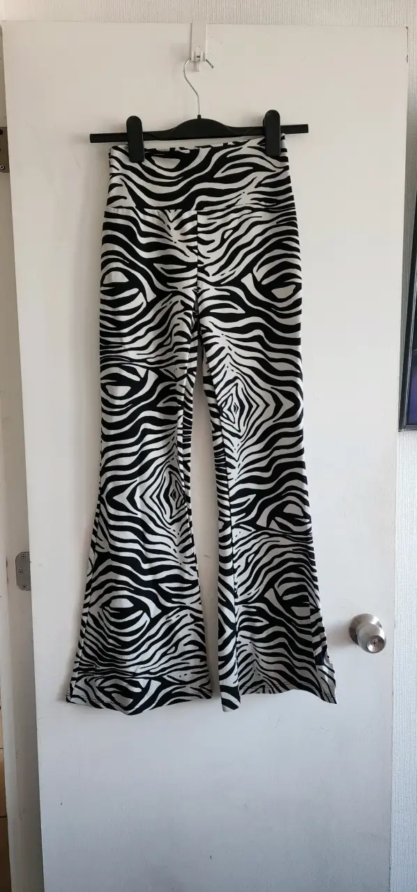 Pantalones acampanados animal print