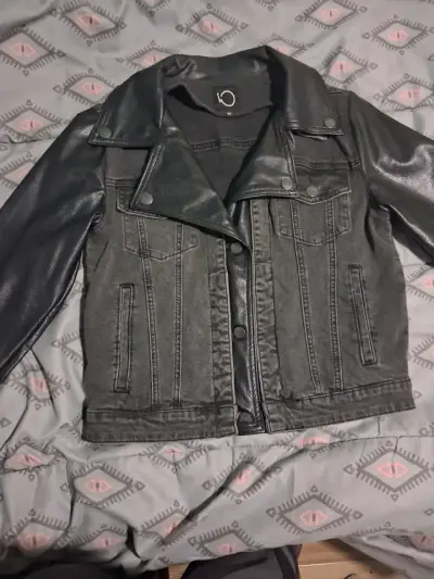 Chaqueta negra marca io talla 40 - miniatura 1