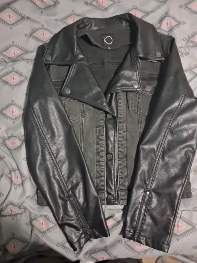 Chaqueta negra marca io talla 40 - miniatura 2