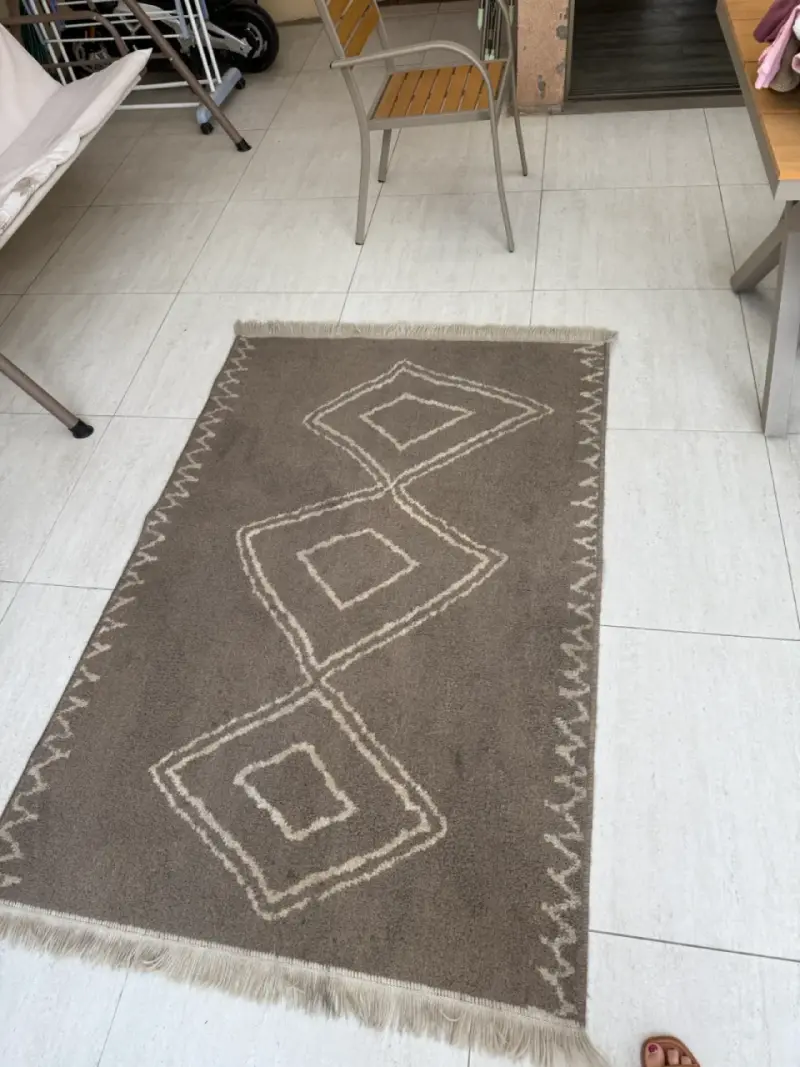 Alfombra beige con detalles geométricos marca Dib - 1