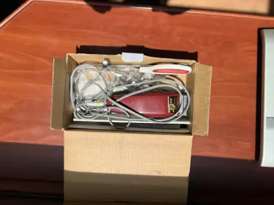 Cortadora de pelo eléctrica roja - miniatura 1