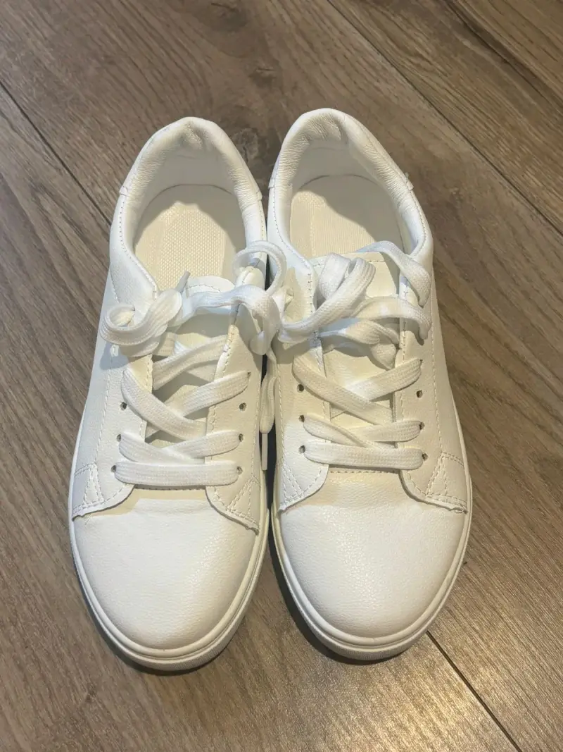 Zapatillas blancas deportivas - 1
