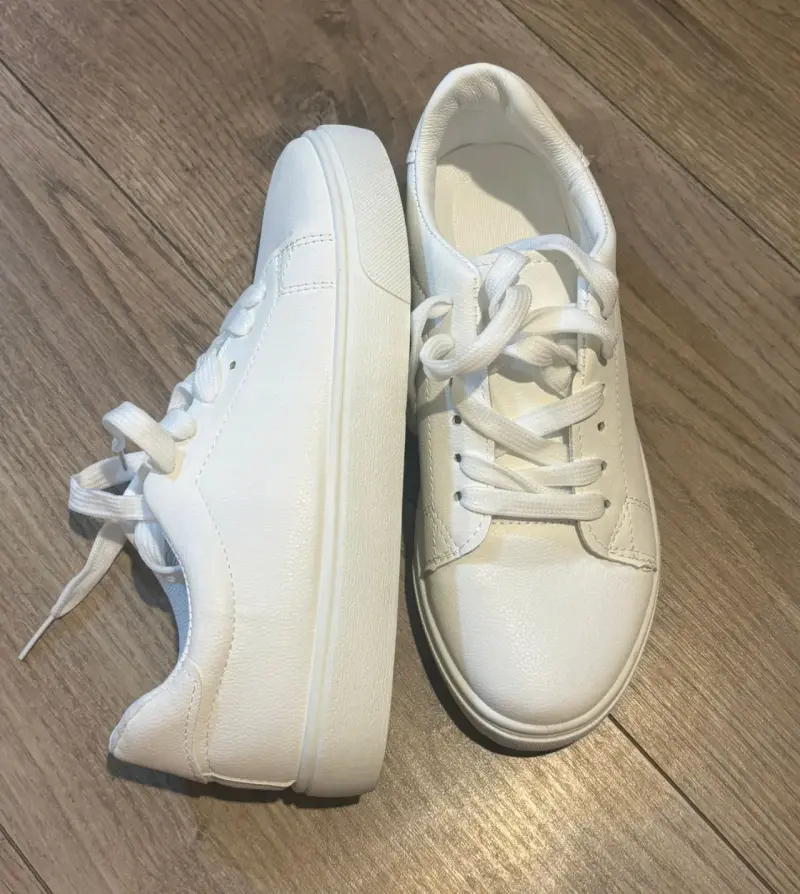 Zapatillas blancas deportivas - 2