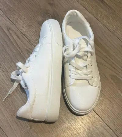 Zapatillas blancas deportivas - miniatura 2