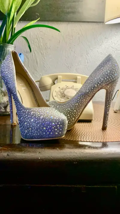 Tacón alto con brillo plateado - miniatura 6