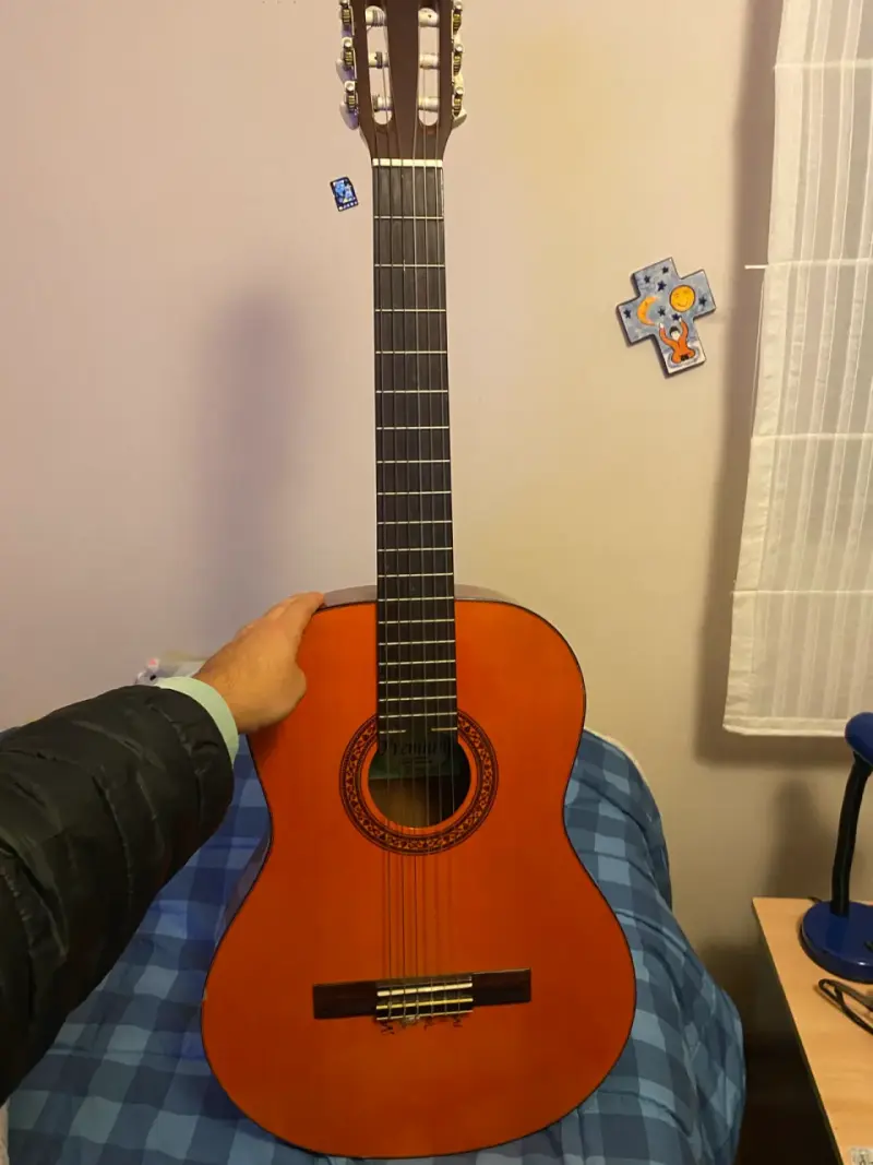 Guitarra clásica de madera - 1