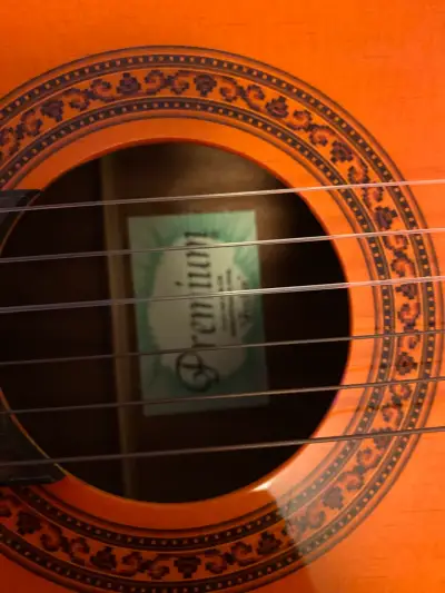 Guitarra clásica de madera - miniatura 3