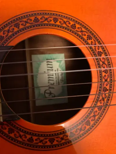 Guitarra clásica de madera - miniatura 4