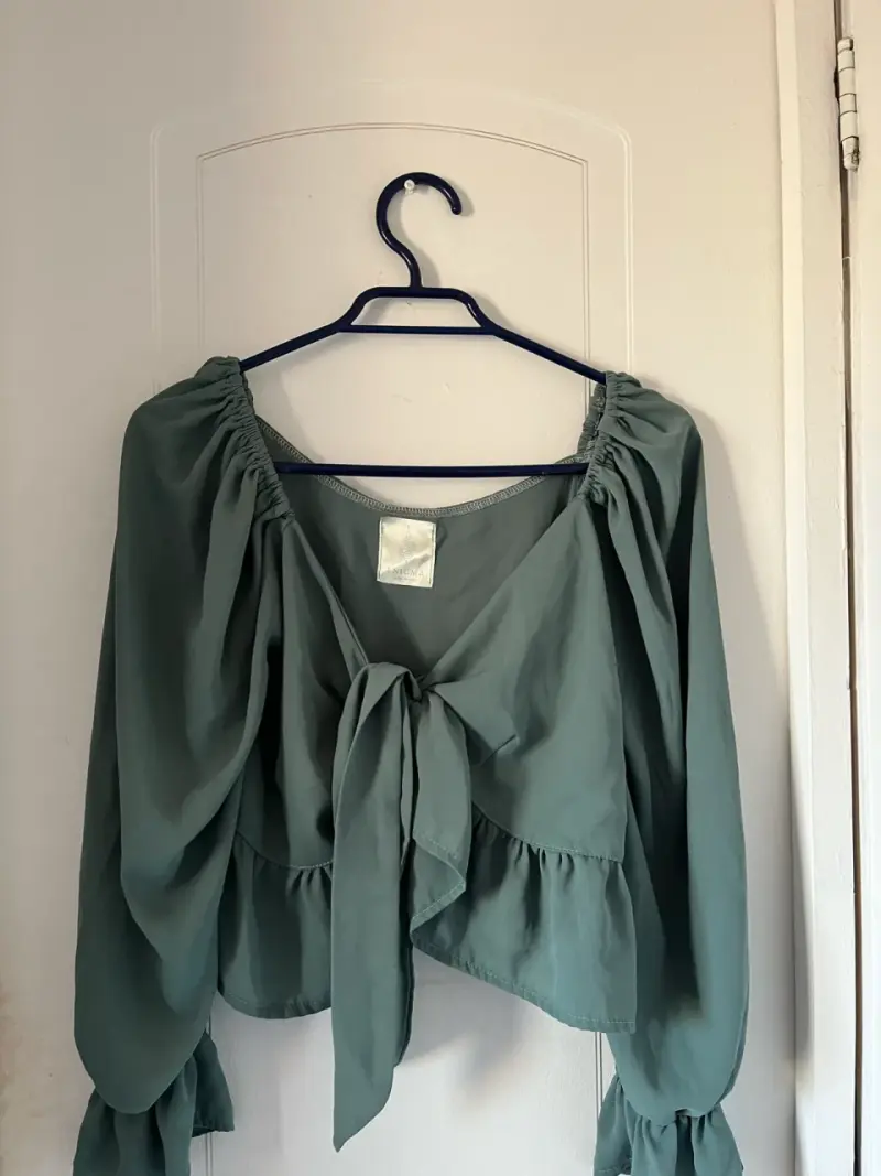 Blusa verde con lazo