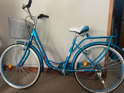 Bicicleta azul urbana con canasto - miniatura 3