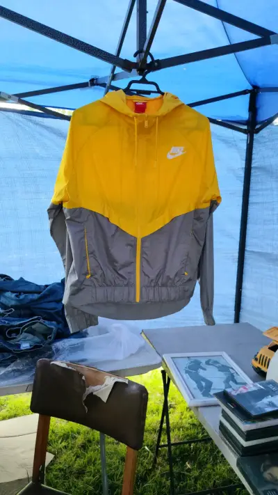 Cortavientos Nike amarillo y gris - miniatura 1