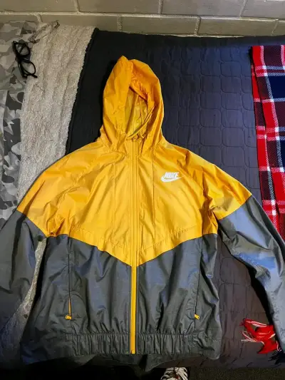 Cortavientos Nike amarillo y gris - miniatura 2