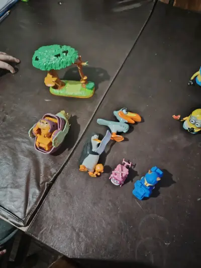 Set de figuras de juguete variadas - miniatura 1