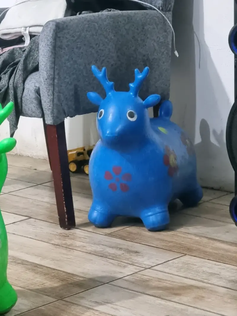 Juguete saltarín azul inflable