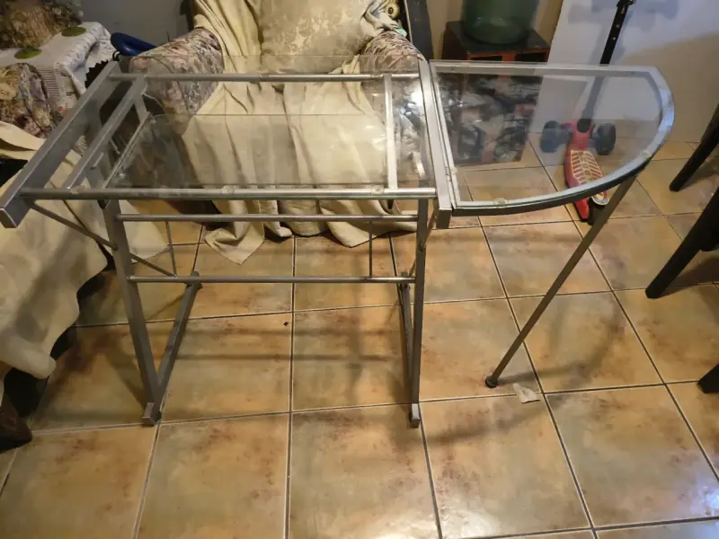 Escritorio de vidrio y metal - 1