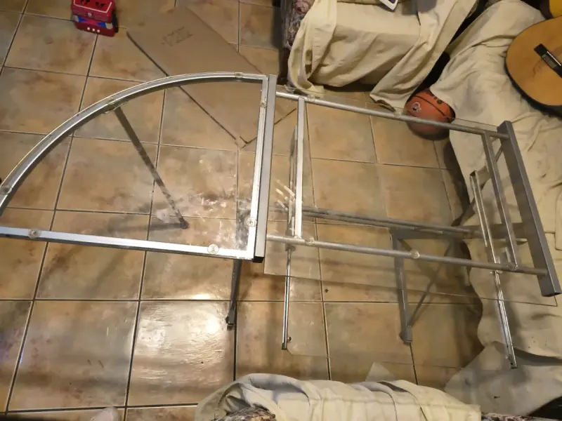 Escritorio de vidrio y metal - 2