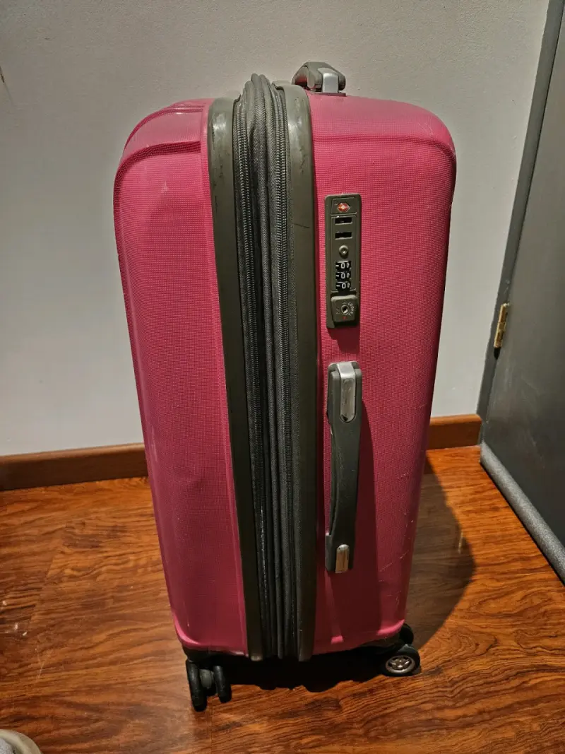 Maleta rosa mediana con ruedas