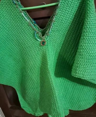 Poncho tejido verde artesanal - miniatura 1
