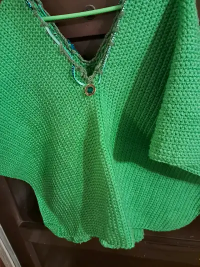 Poncho tejido verde artesanal - miniatura 2