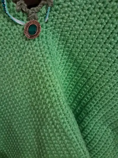 Poncho tejido verde artesanal - miniatura 3
