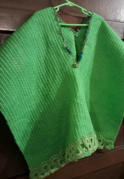 Poncho tejido verde artesanal - miniatura 6