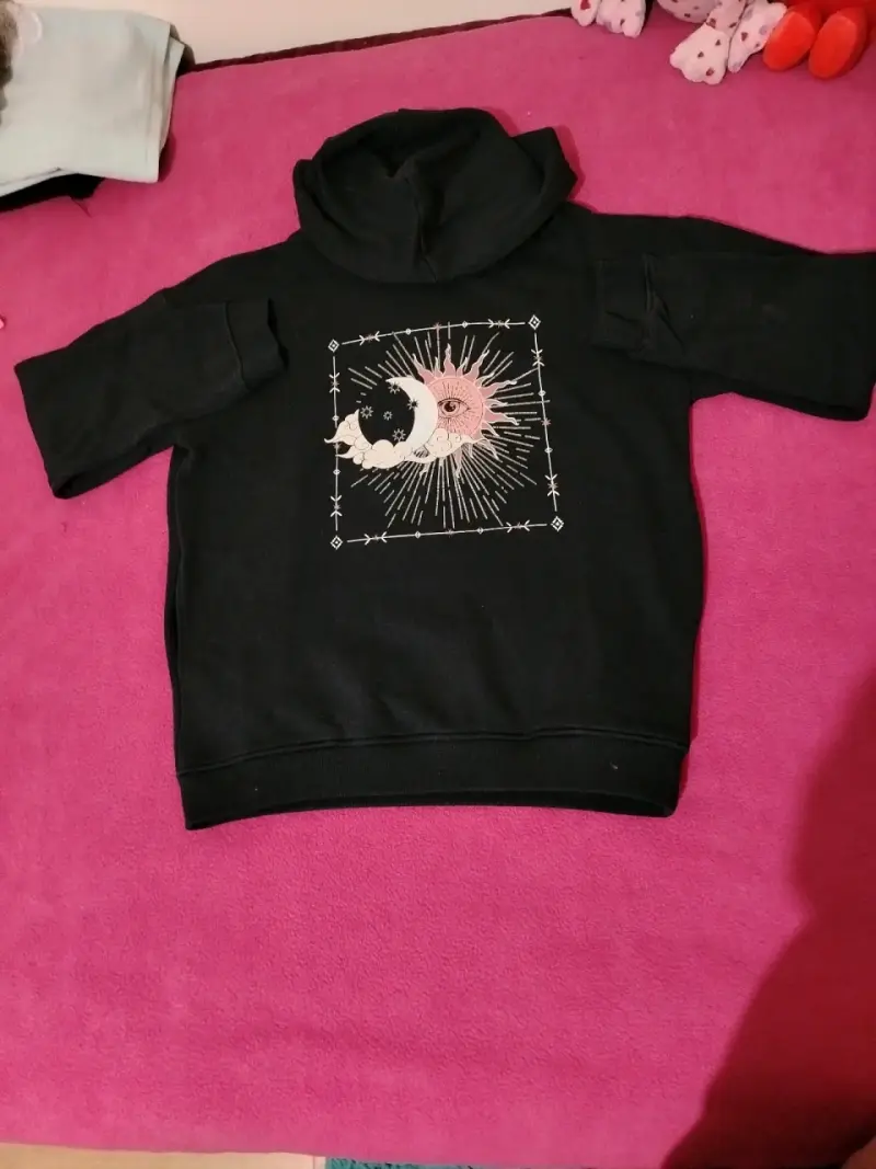 Polerón negro con diseño lunar