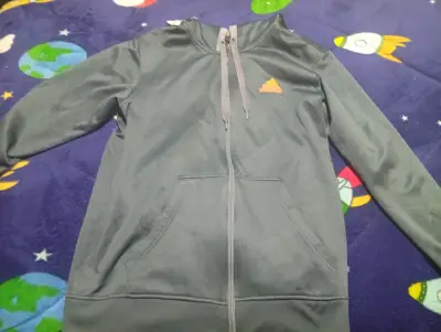 Polerón Adidas talla L con capucha - miniatura 1